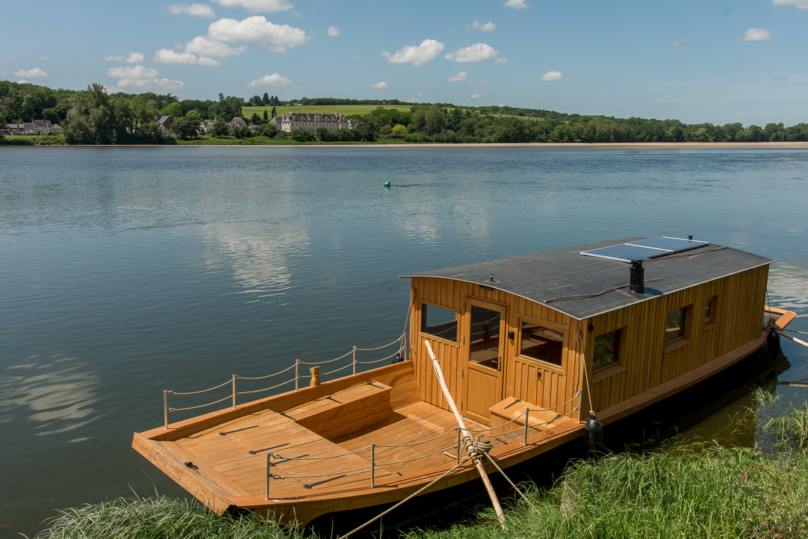 La-Ménitré-sur-Loire. Toue cabanée sur la Loire.