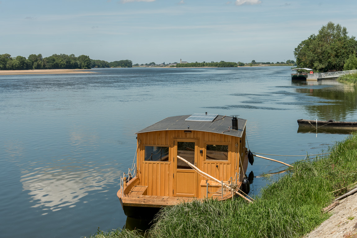 La-Ménitré-sur-Loire. Toue cabanée sur la Loire.