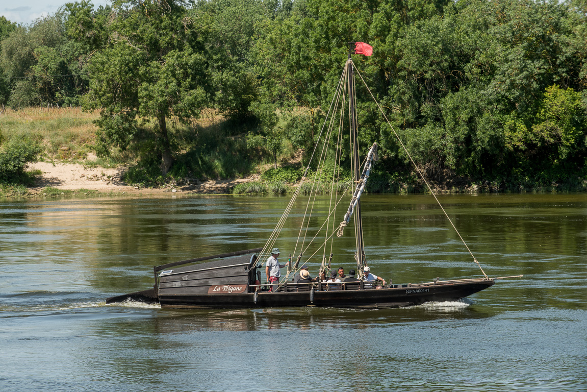 Les Rosier-sur-Loire. Passage d'une gabare à voile