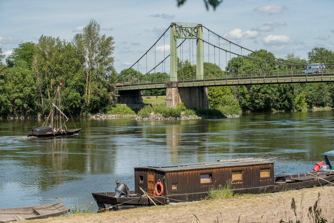 Les Rosier-sur-Loire. Passage d'une gabare à voile