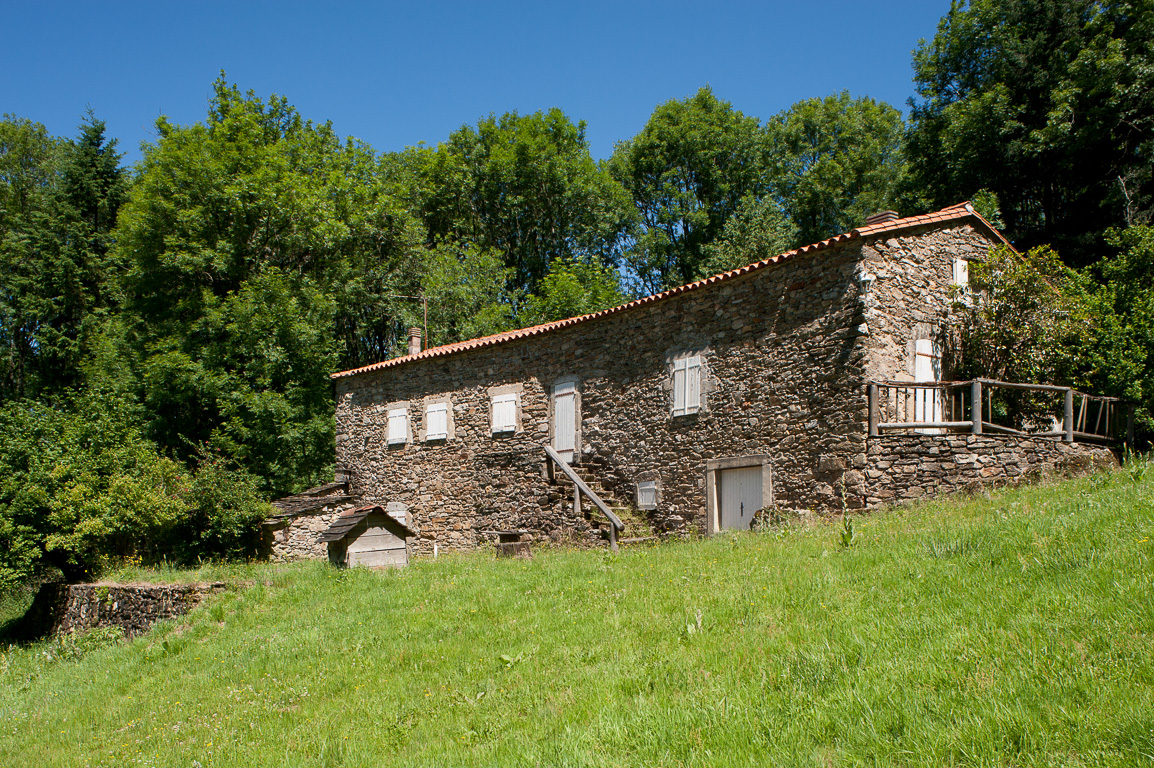 Maison dans le village abandonné de Rieuvaissières.