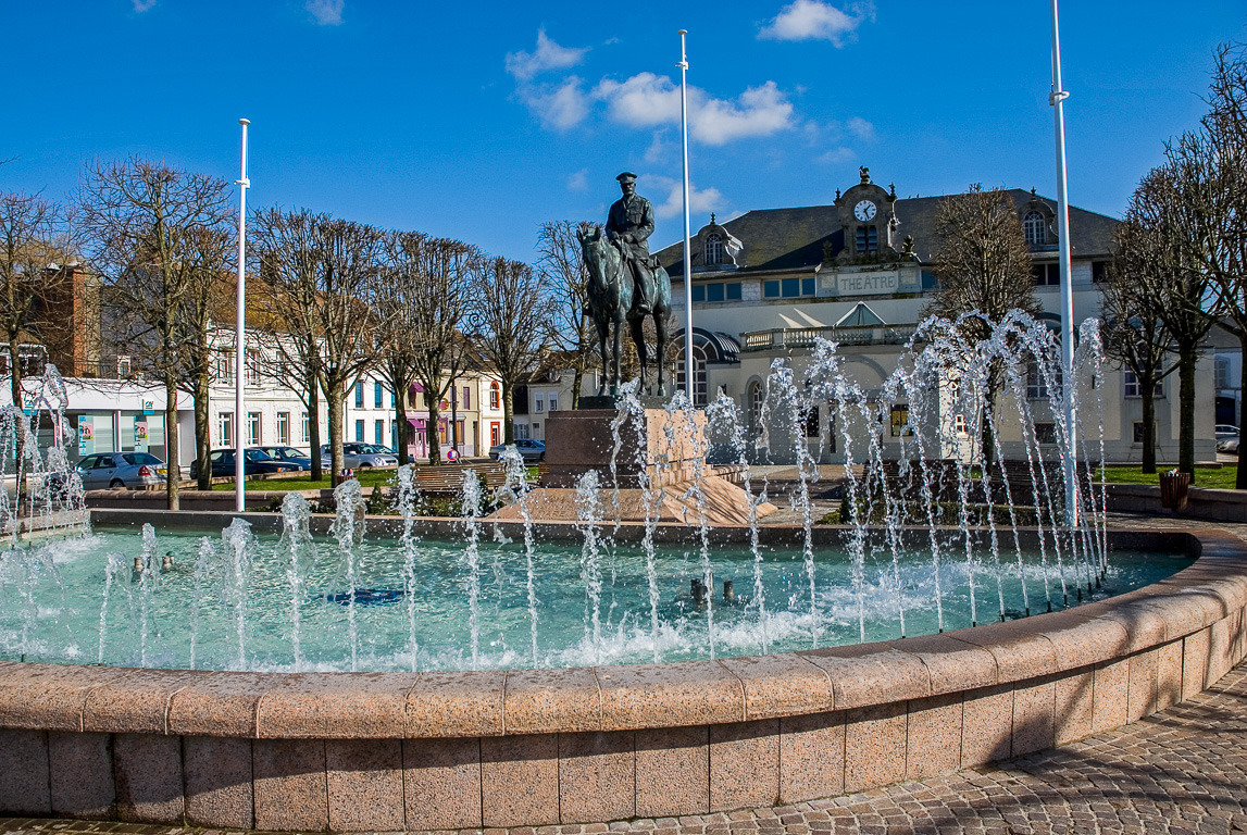 Place du Theatre , fontaine et statue du General Haig.