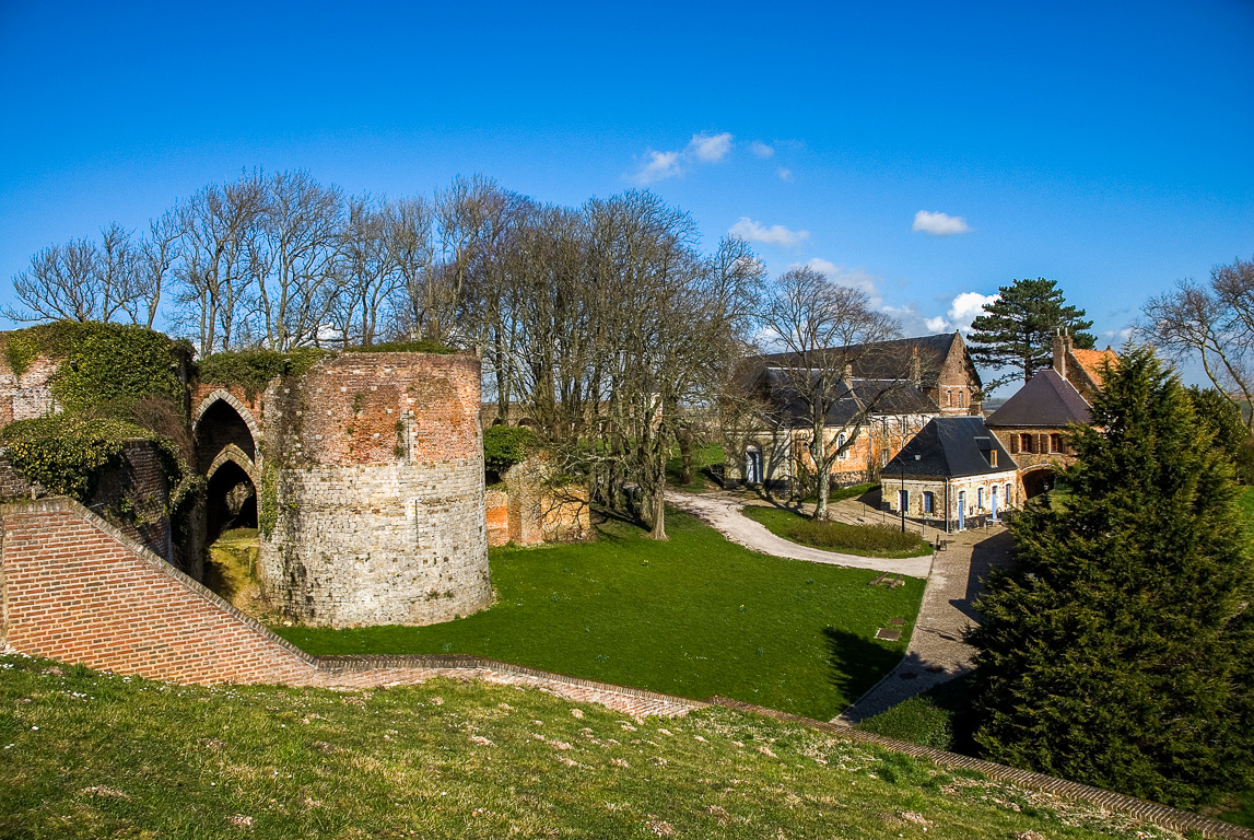 La Citadelle, vue du chemin de Ronde sur l'entree et a gauche le chateau de Philippe Auguste