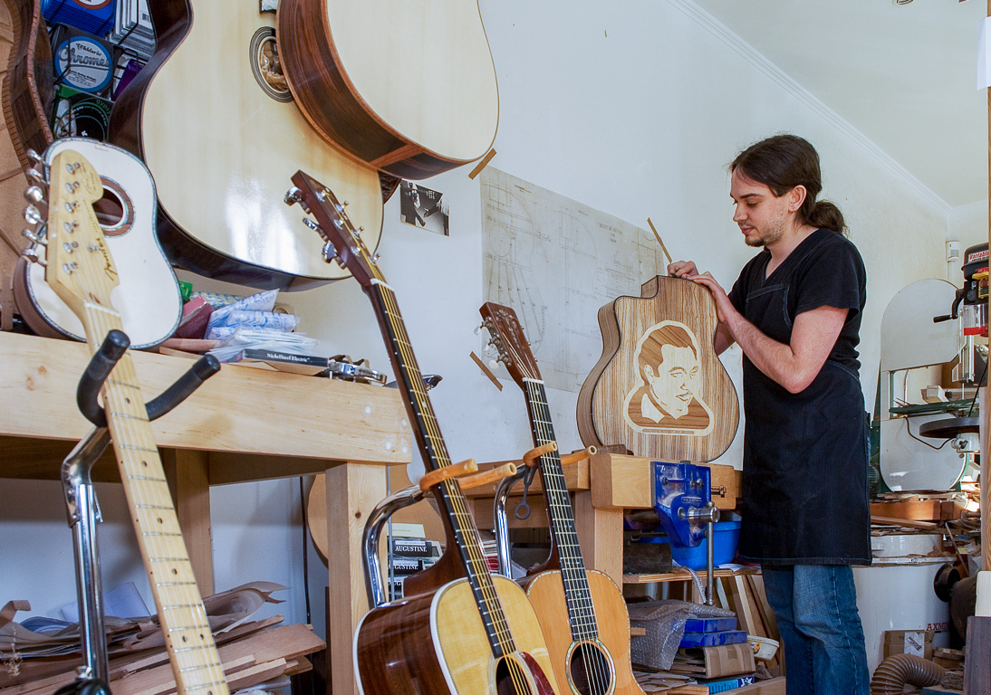 Bernieulles  -  Benoit de Bretagne est Luthier. Il afait ses etudes a Leeds en UK. Grand specialiste de la guitare. Il cree et restaure les instruments de clients prestigieux, comme Thomas, le fils de Jacques Dutronc