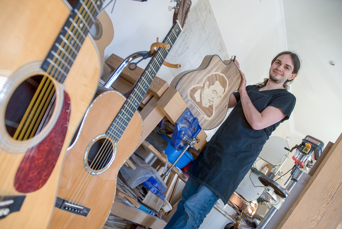 Bernieulles  -  Benoit de Bretagne est Luthier. Il afait ses etudes a Leeds en UK. Grand specialiste de la guitare. Il cree et restaure les instruments de clients prestigieux, comme Thomas, le fils de Jacques Dutronc