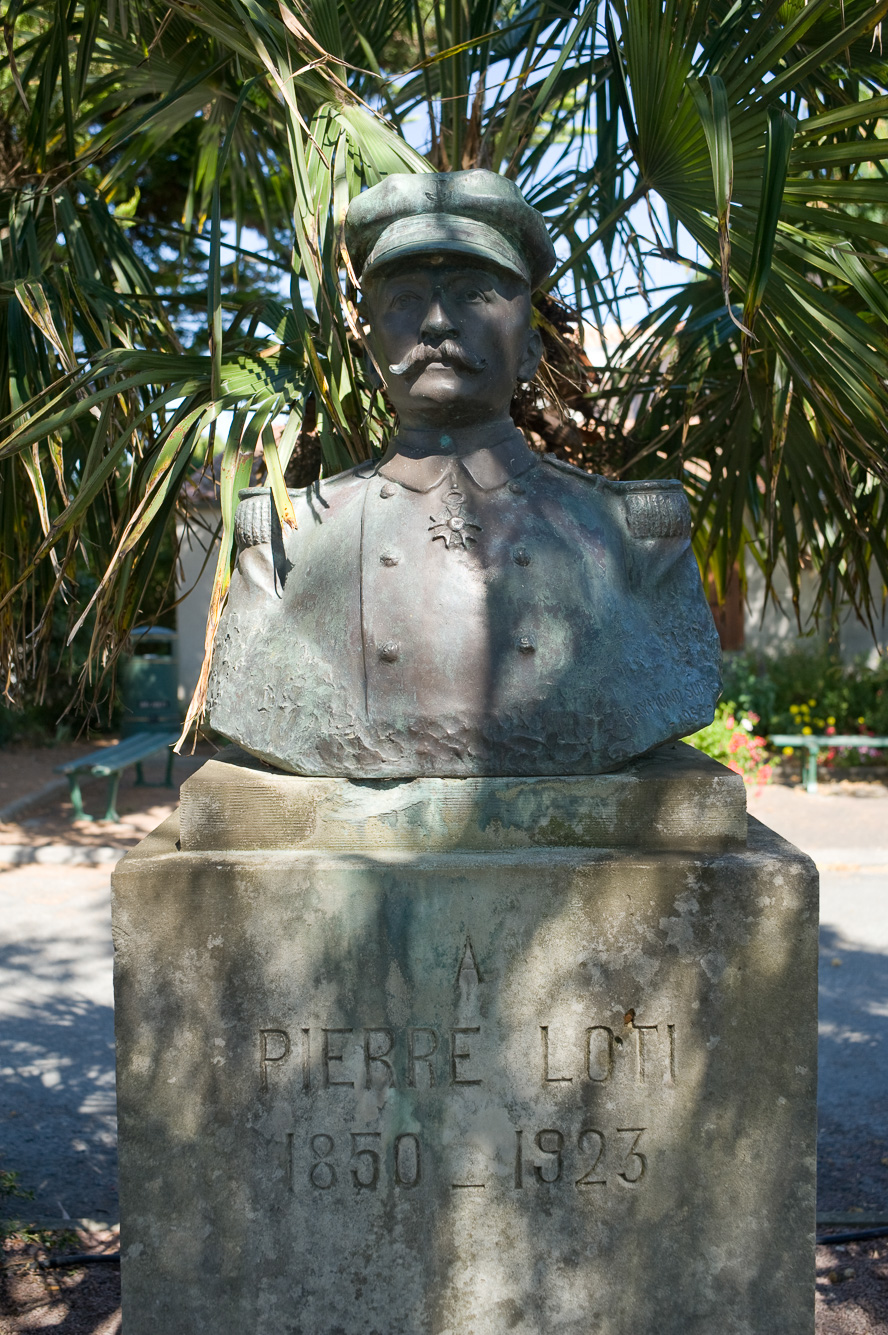 Saint-Pierre. Statue à l'effigie de Pierre Loti