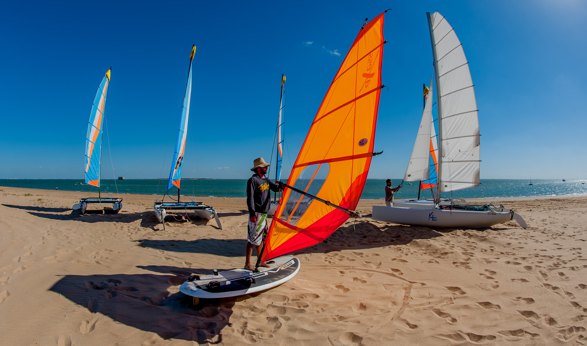 La vieille Perrotine, Centre de vacances du CAES-CNRS. Centre de voile, sur la plage des Saumonards.