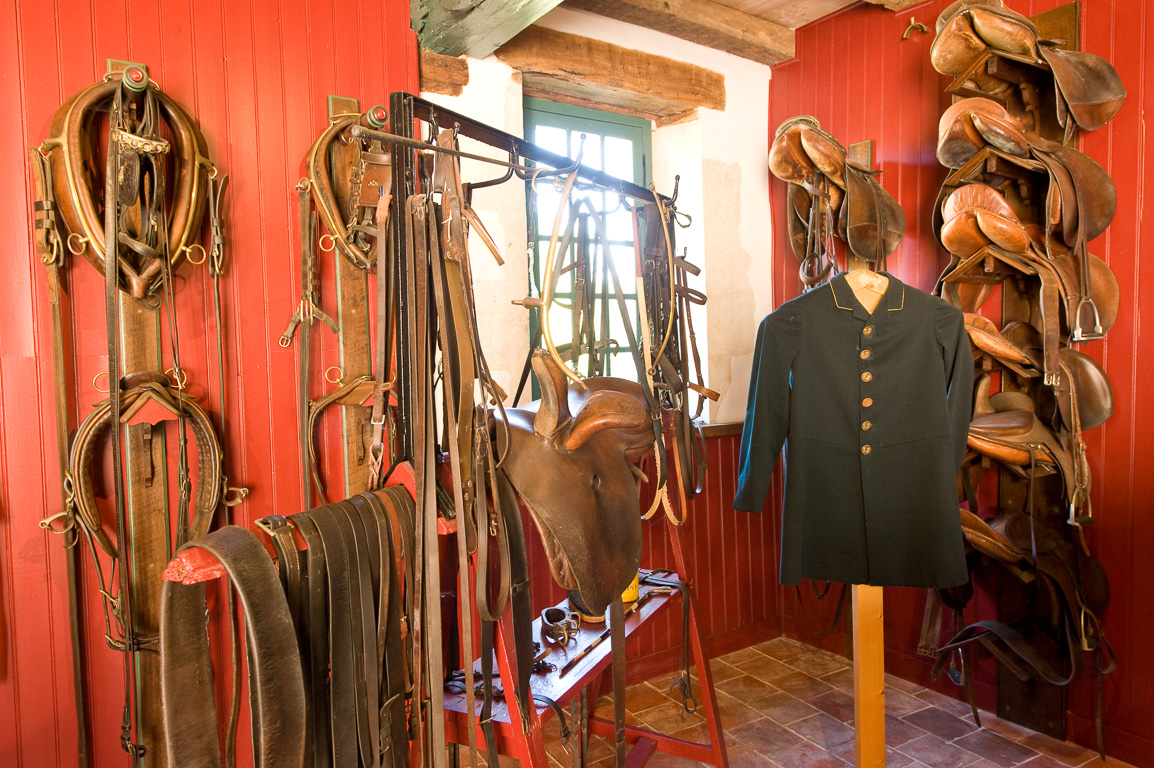 86300 Bonnes. Le château de Touffou. Musée de la chasse. Stalles des écuries.