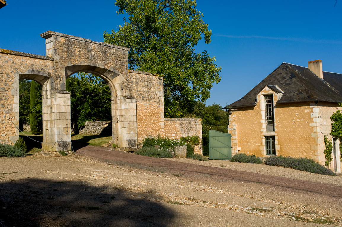 86300 Bonnes. Le château de Touffou. Les écuries.