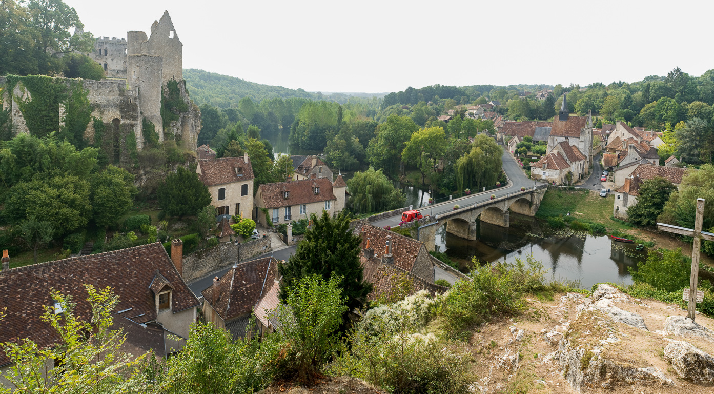 86260 Angles-sur-l'Anglin. Les ruines du château médiéval.