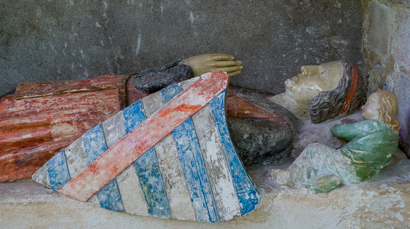 Eglise Sainte-Croix. Gisant polychrome du XV ème représentant Guillaume VII.