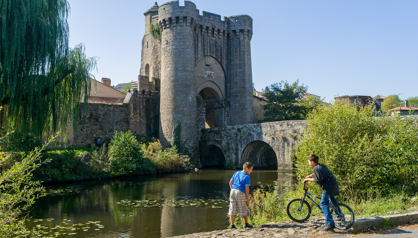 Le Thouet et le pont de la Porte Saint-Jacques.