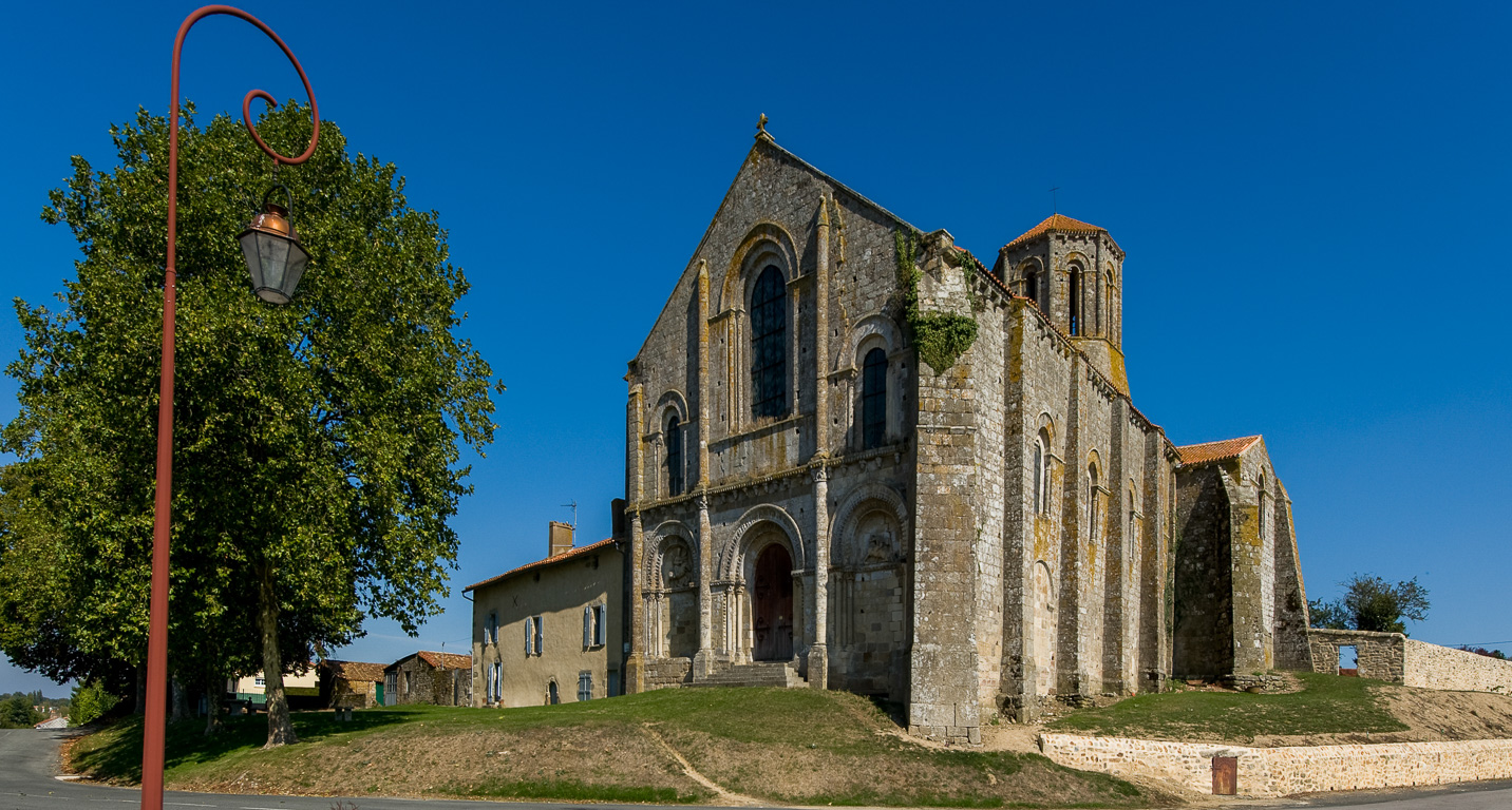 Parthenay-le-Vieux. Eglise romane dédiée à Saint-Pierre.