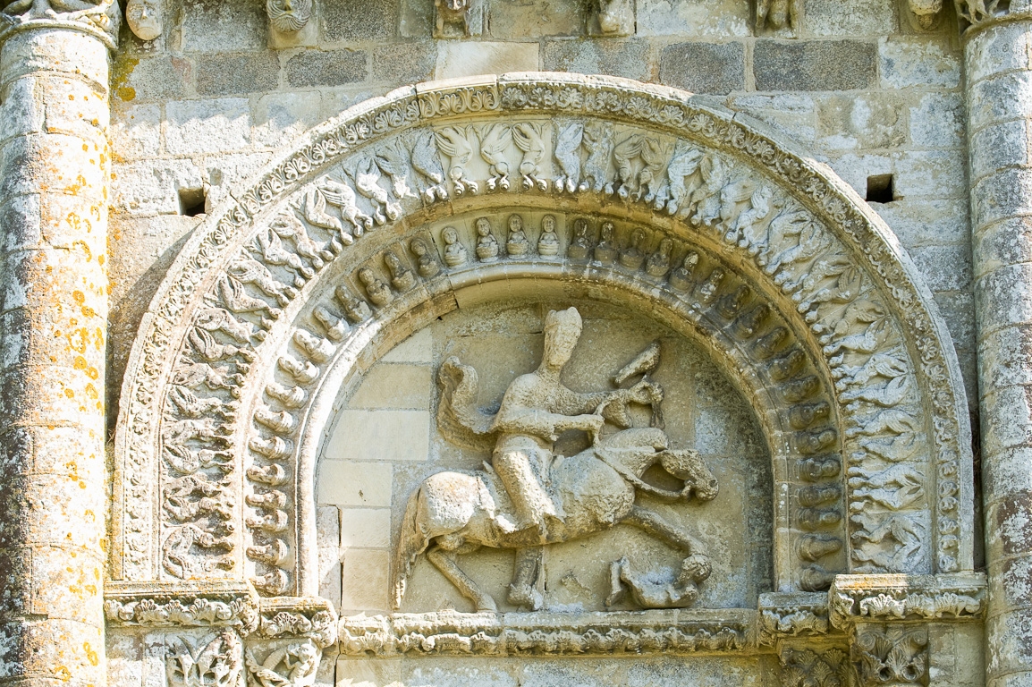 Parthenay-le-Vieux. Eglise romane dédiée à Saint-Pierre.