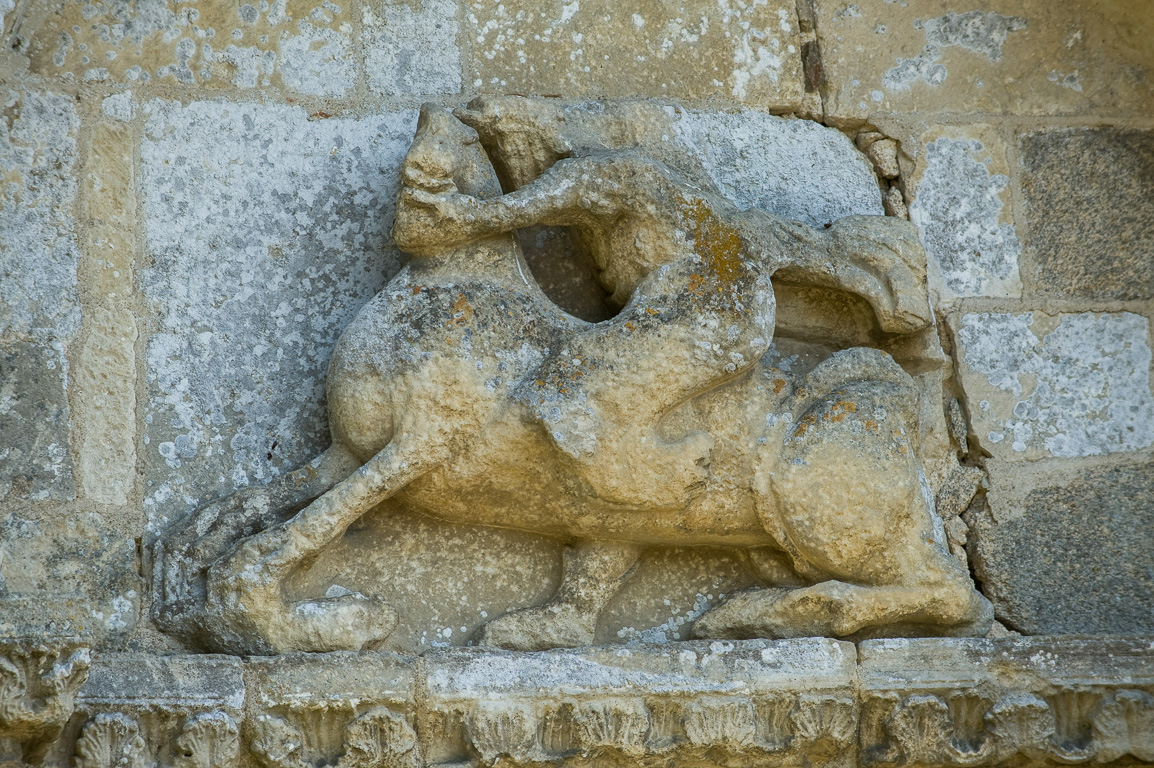 Parthenay-le-Vieux. Eglise romane dédiée à Saint-Pierre.