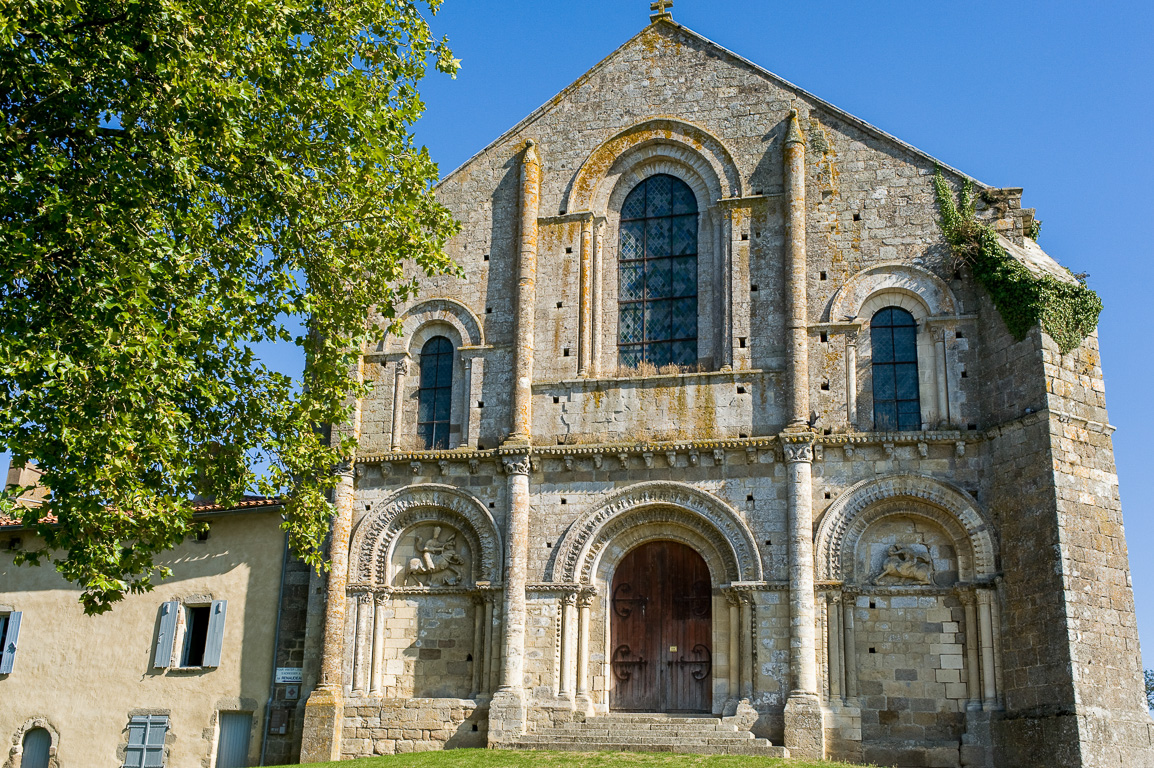 Parthenay-le-Vieux. Eglise romane dédiée à Saint-Pierre.