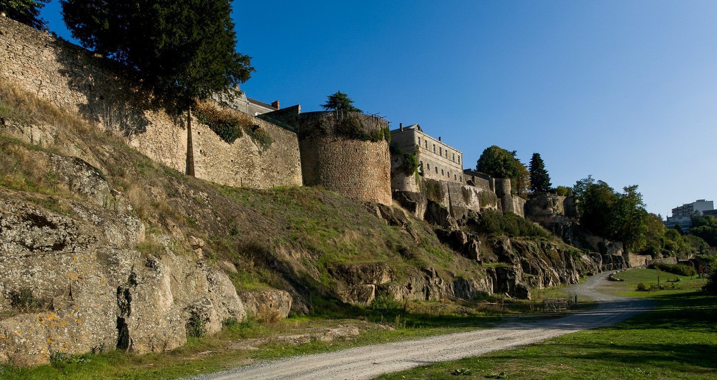 La Citadelle depuis les rives de Saint-Paul-sur-le-Thouet