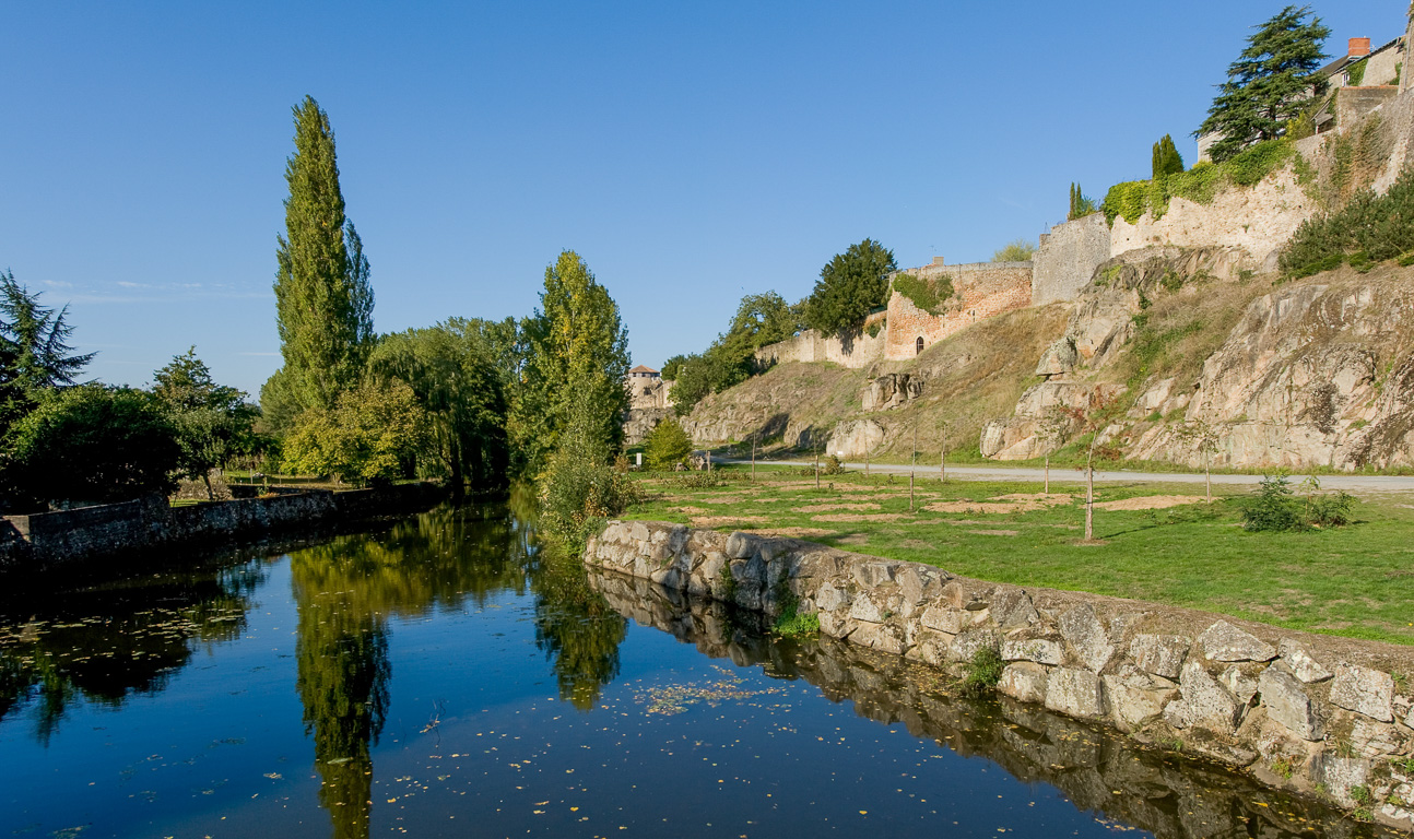 La Citadelle depuis les rives de Saint-Paul-sur-le-Thouet