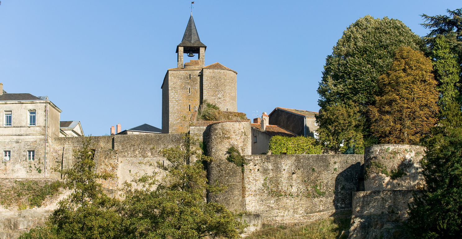 Les remparts. Tour et porte de  de la Citadelle vus depuis Saint-Paul-sur-le-Thouet