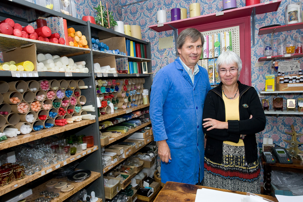 Grande Rue N°113 Ciergerie Guedon. François et sa femme  dans la boutique.