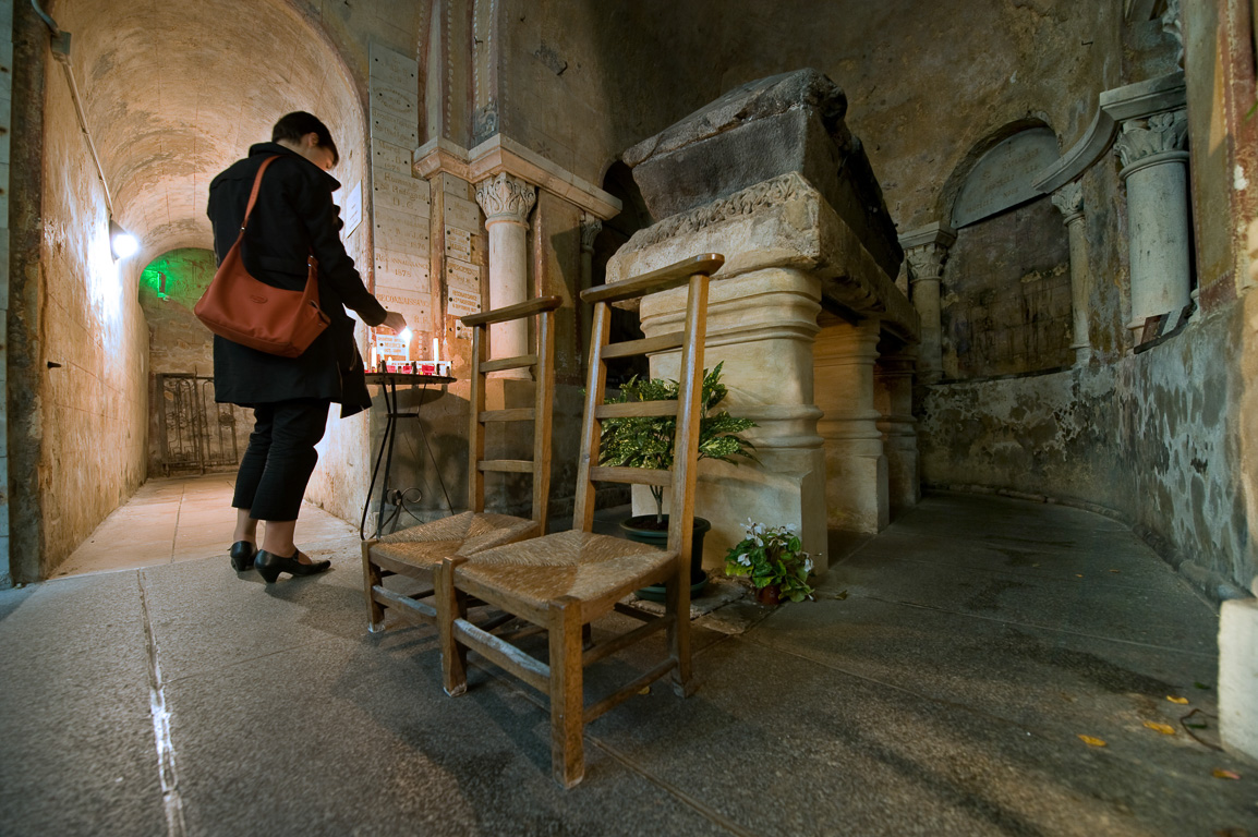 Eglise Saint-Radegonde. Lorsqu'on fait un vœux, il faut passer 3 fois sous les supports du tombeau de la Sainte.