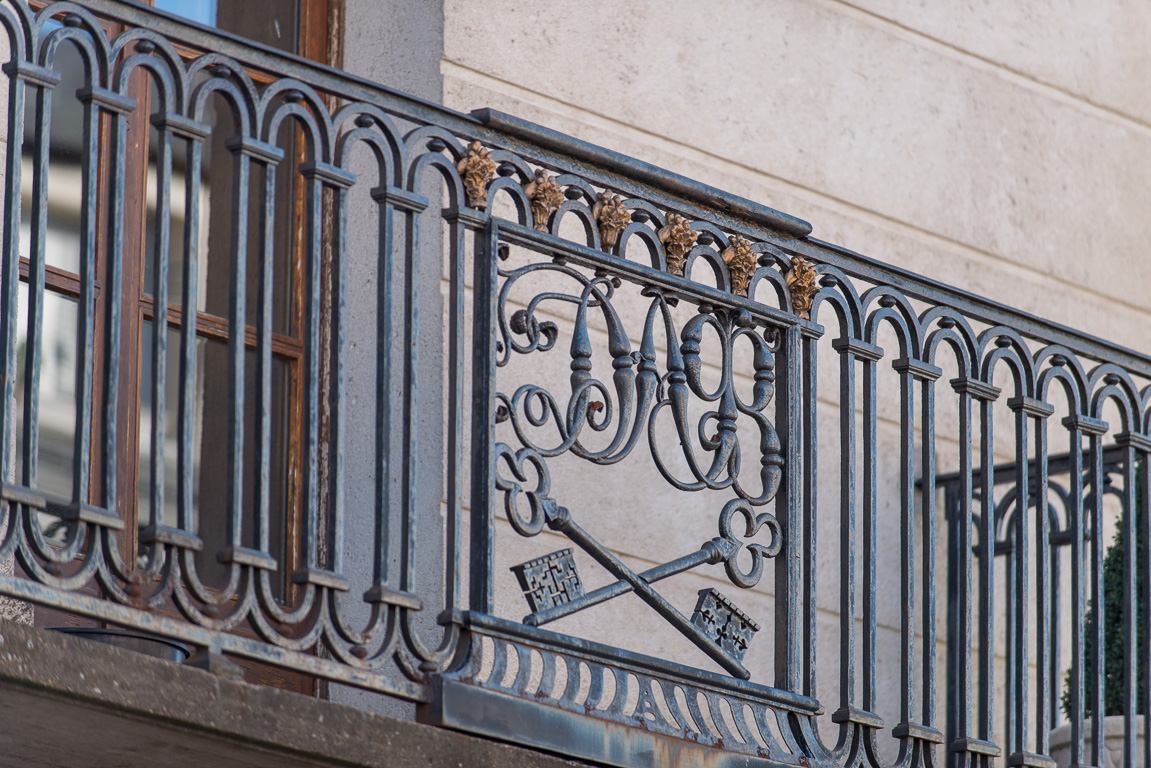 17 rue  d'Angiviller. Ferronnerie du balcon en forme de clef. Maison du serrurier de Louis XVI, Jacques Dablin.