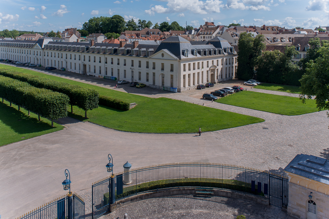 Le château. Communs du Comte de Toulouse, vue de la Tout François Ier.