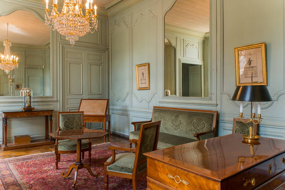 Le château. Appartements de Napoléon Ier. Chambre de l’empereur. Mobilier Directoire et Empire (bureau et console).