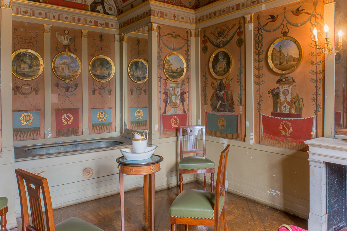 Le château. Appartements de l'Empereur. La salle de bain conçue en 1807. Répertoire décoratif d'inspiration pompéienne. Les médaillons présentent des vues d'Italie et des résidences impériales.