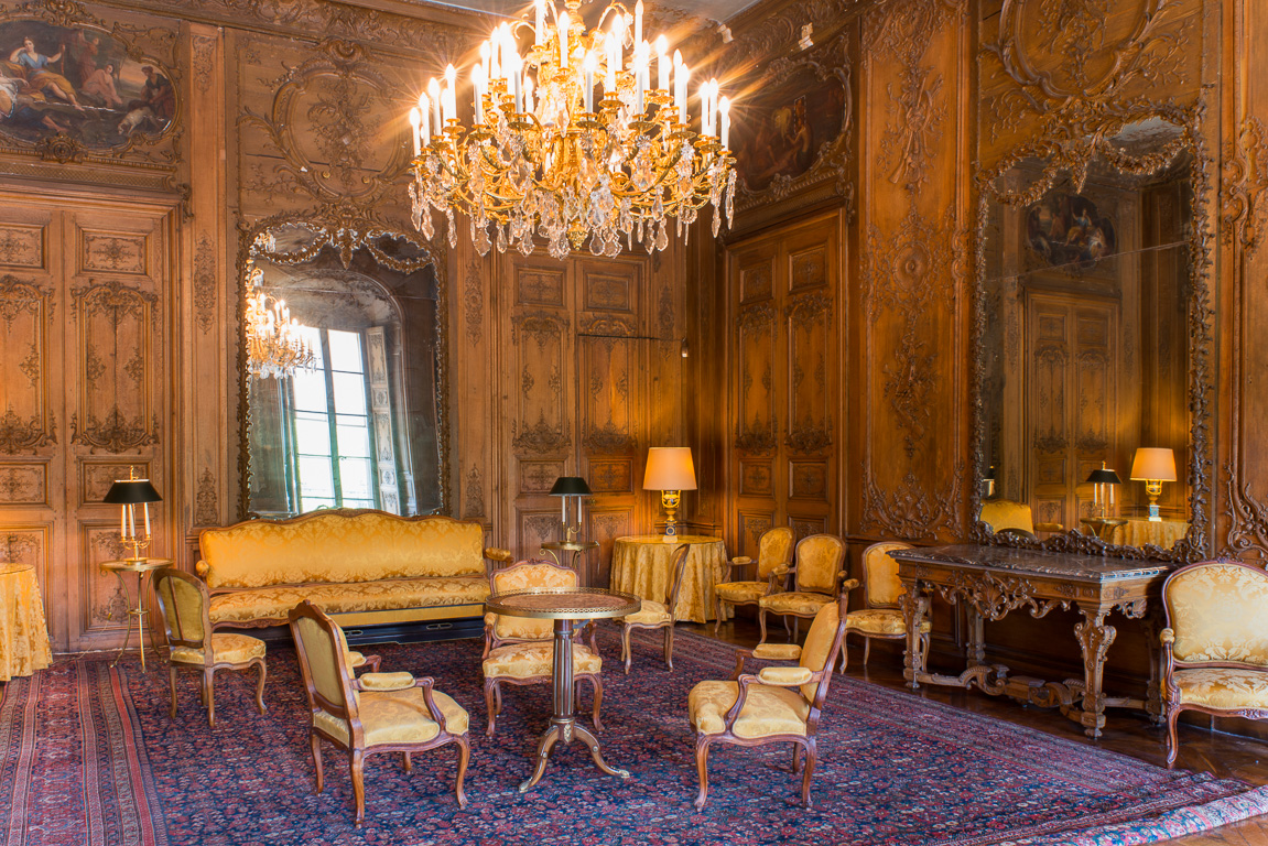 Le Château. Appartements d’Assemblée. Le Grand Salon. Les boiseries évoquent ici les activités pratiquées au château de Rambouillet au XVIIIème siècle (chasse, pêche, musique, travaux des champs, …).