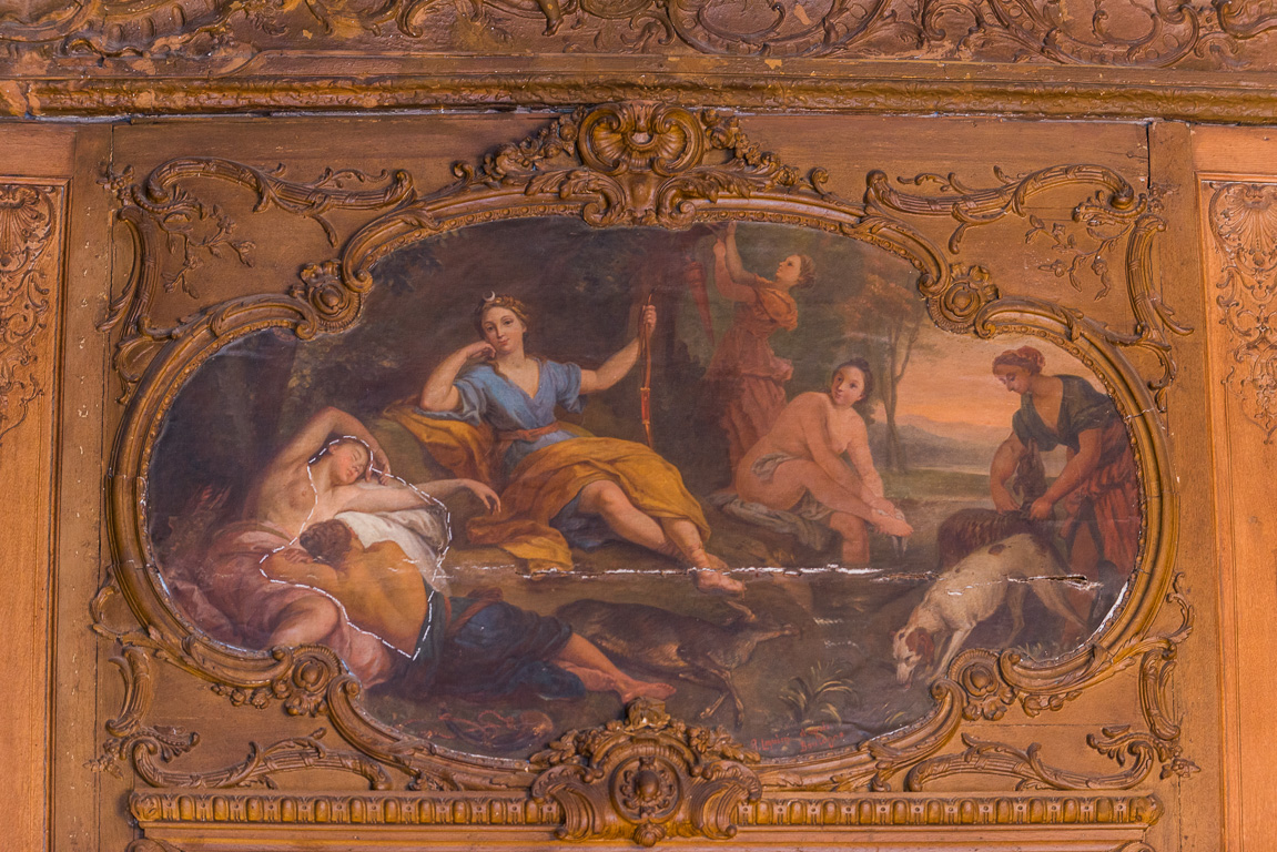 Le château. Appartements d’Assemblée. La salle du Conseil. Boiseries du XVIIIème siècle présentant les initiales de Marie Victoire Sophie de Noailles, comtesse de Toulouse.