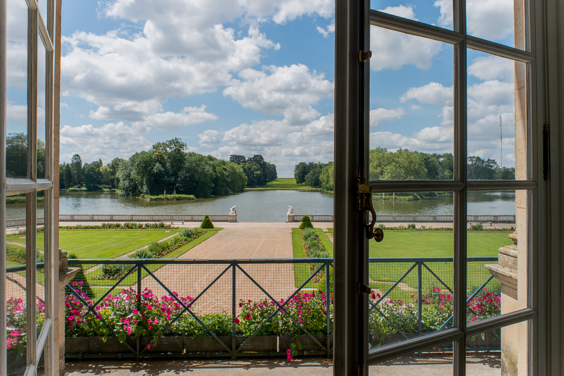 Le château. Vue depuis la fenêtre de la Salle à manger présidentielle et ancienne chambre des rois .Le jardin à la Française et le canal.