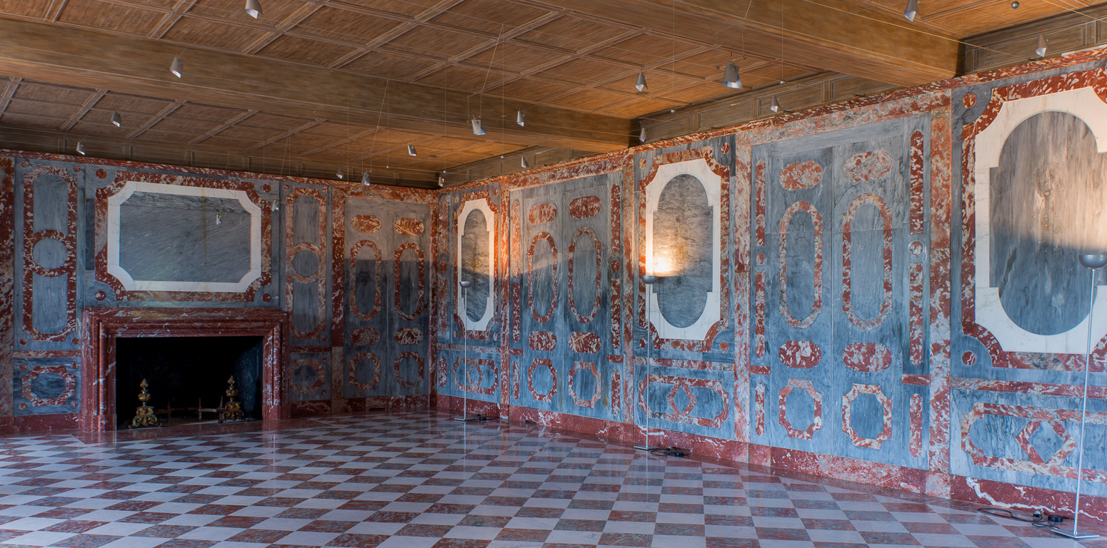 Le château. Salle des marbres gris et rouges du Languedoc.