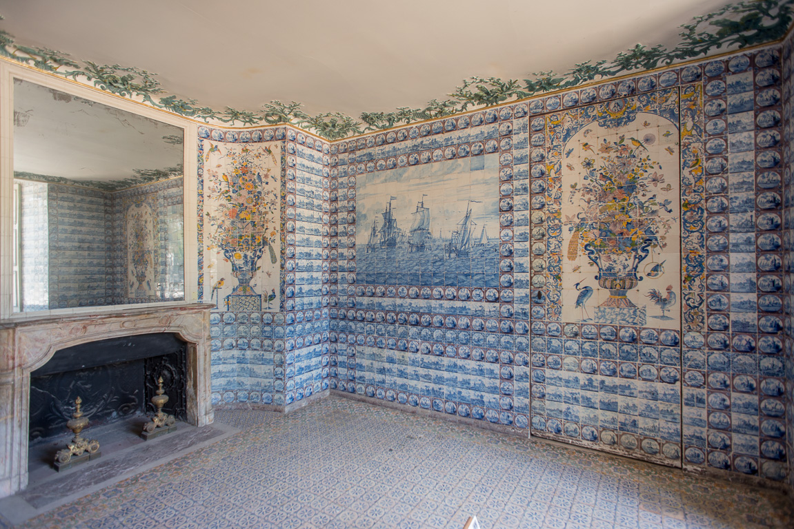 Le château.Salle des bains du Comte de Toulouse. Des carreaux de faïence de Delft, tous différents, ornent les murs.