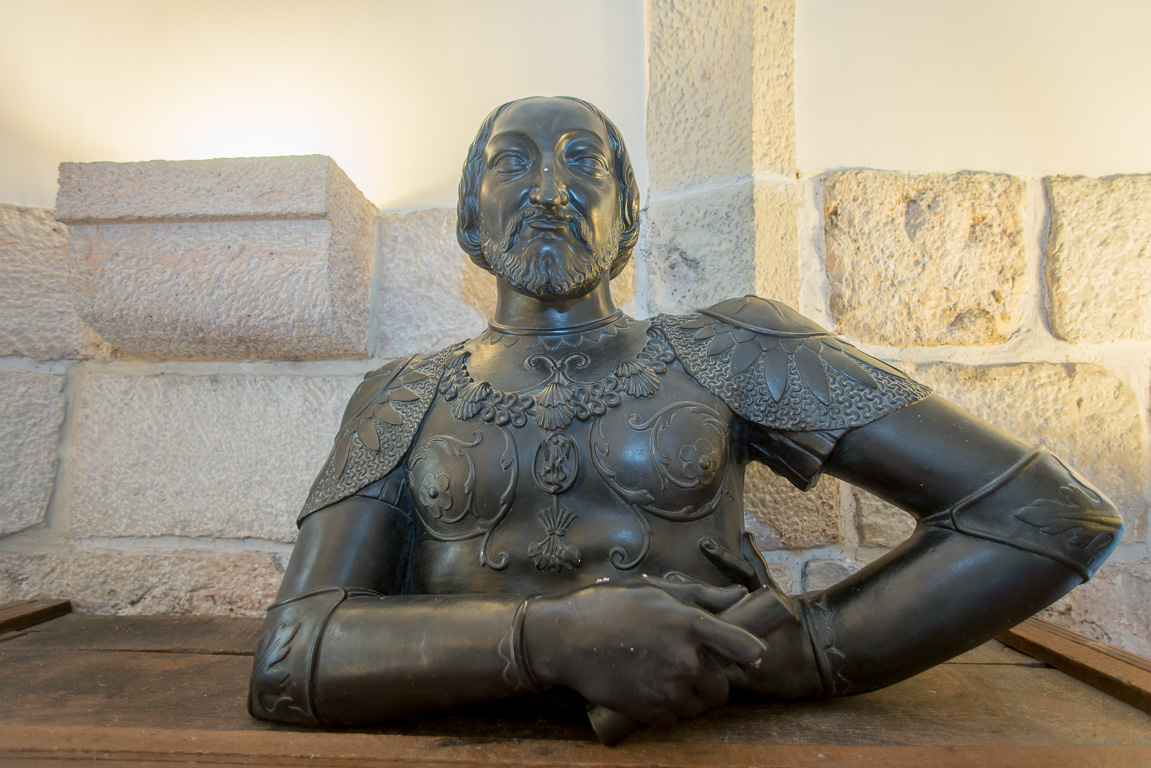 Le château. Salle des ogives, ou salle François 1er. Buste du roi.