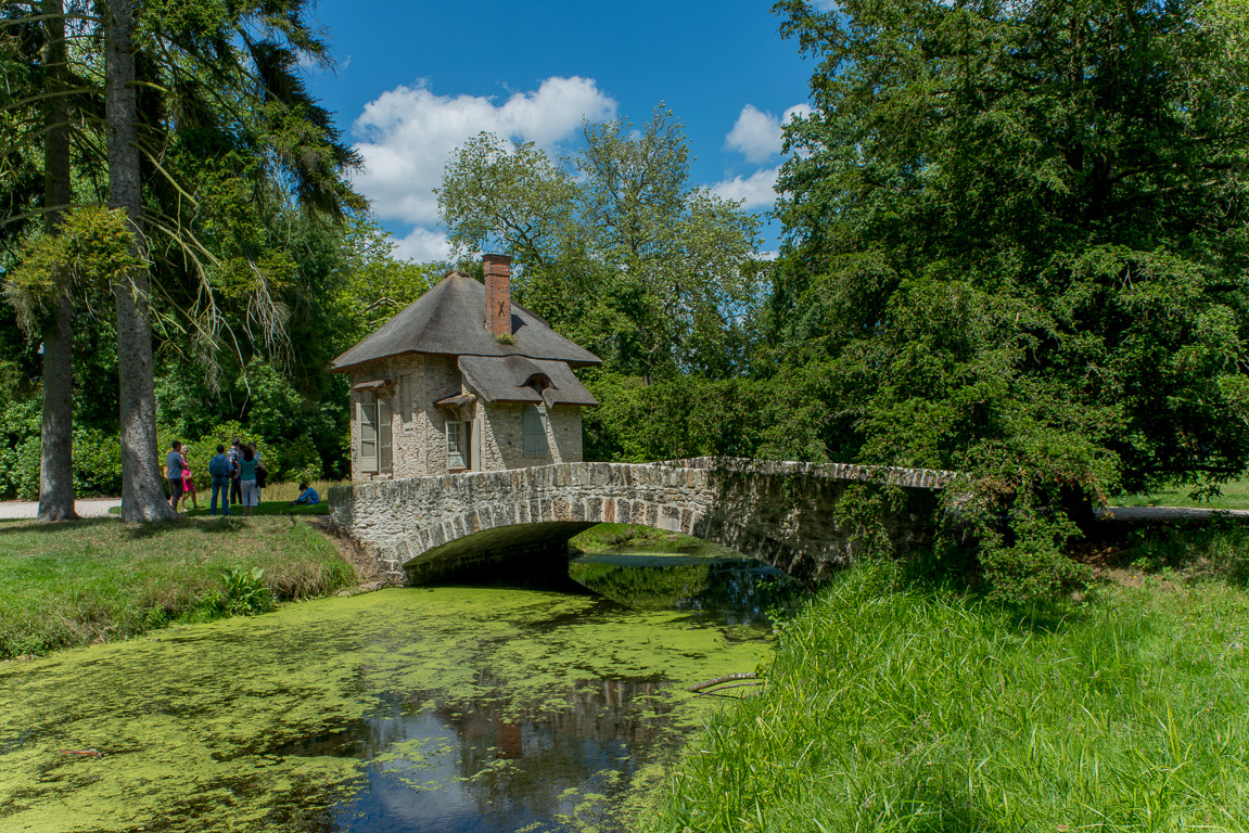 Le château. La chaumière aux coquillages dans le  jardin à l'anglaise.