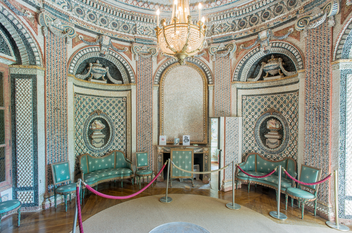Le château. Intérieur de la chaumière construite pour la Princesse de Lamballe (belle-fille du Duc de Penthièvre). Les murs sont ornés d’un décor de coquillages dessinant colonnes ioniques, vases, médaillons et guirlandes.