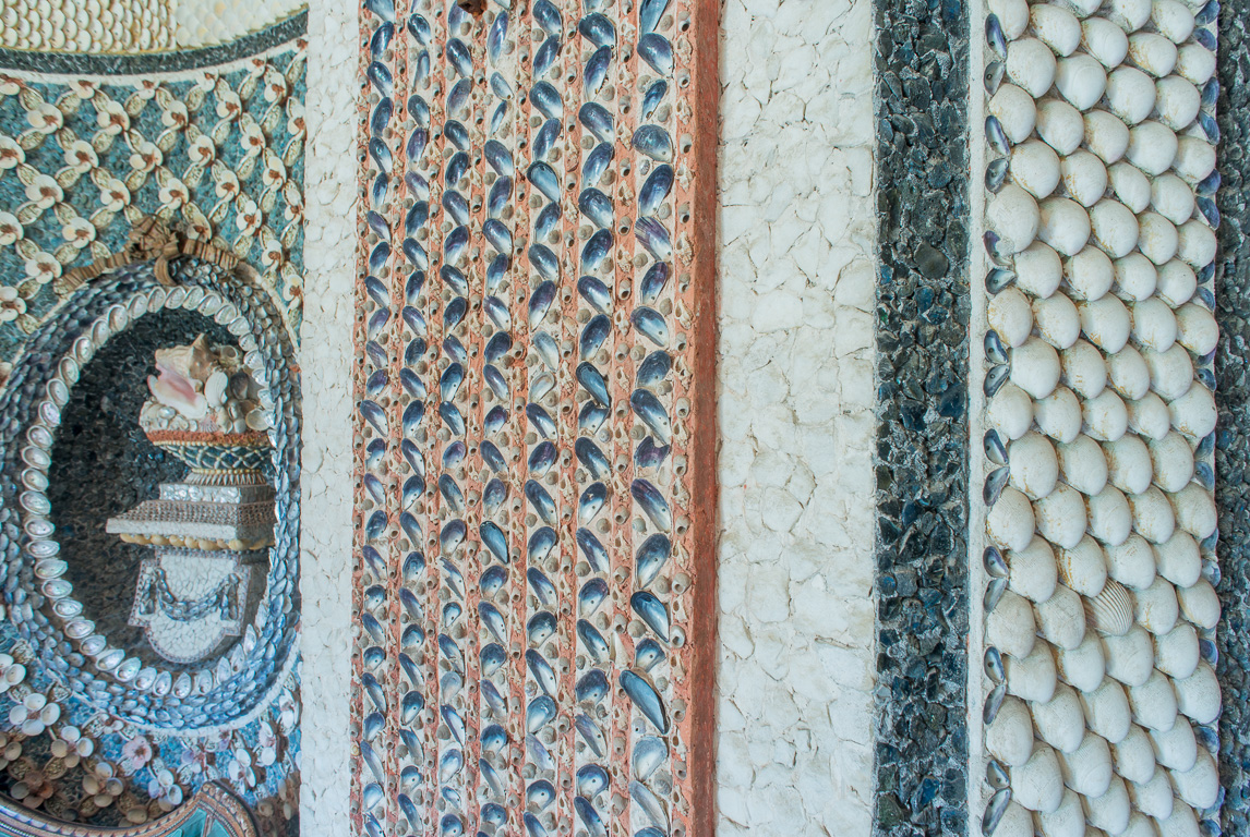 Le château. Intérieur de la chaumière construite pour la Princesse de Lamballe (belle-fille du Duc de Penthièvre). Les murs sont ornés d’un décor de coquillages dessinant colonnes ioniques, vases, médaillons et guirlandes.