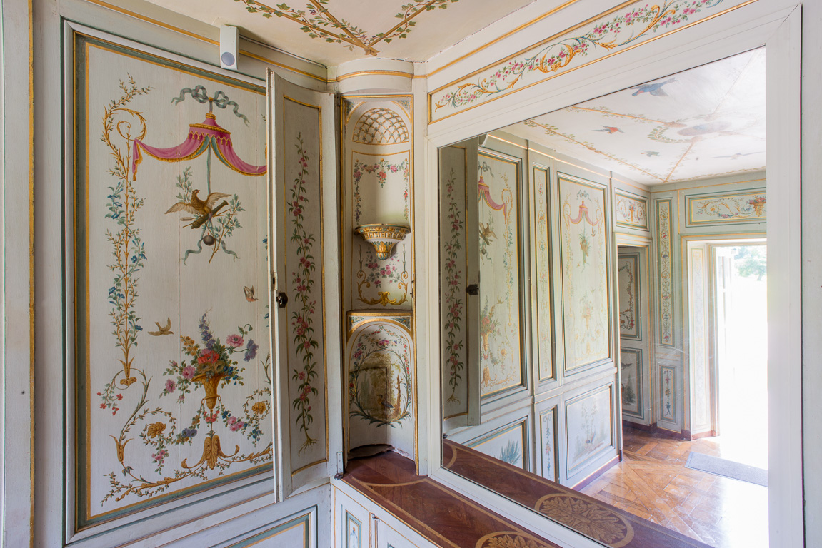 Le château. Le château. Intérieur de la chaumière construite pour la Princesse de Lamballe (belle-fille du Duc de Penthièvre). Les boiseries peintes se reflètent dans un grand miroir.