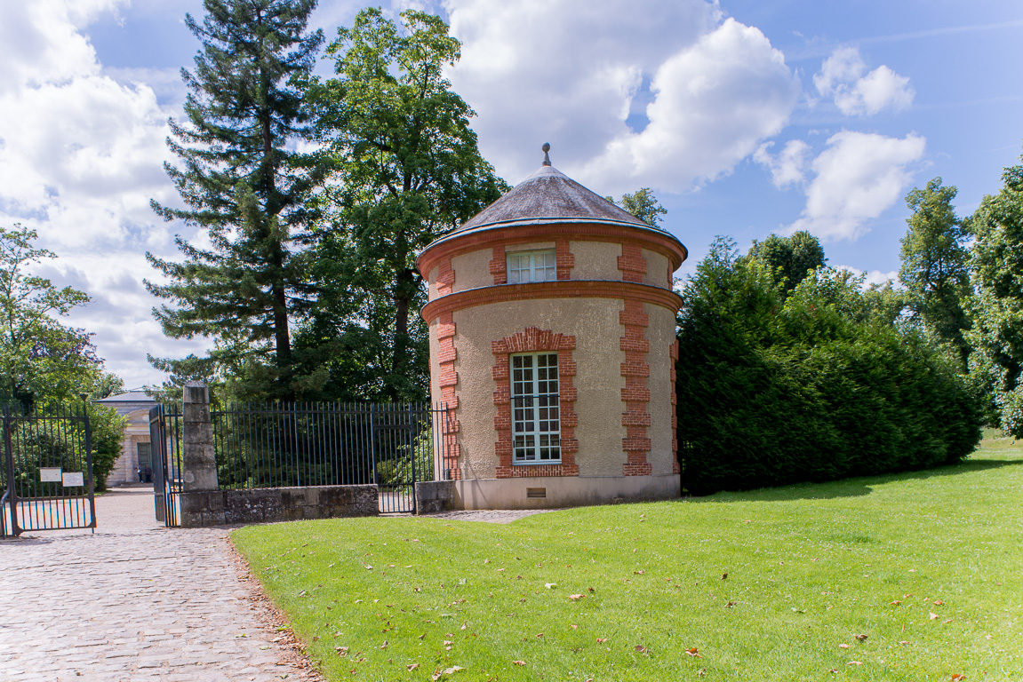 Le château. La laiterie de la Reine. Pavillon accueillant la laiterie d’utilité où l’on fabriquait les produits laitiers, dégustés par la suite dans la laiterie d’apparat