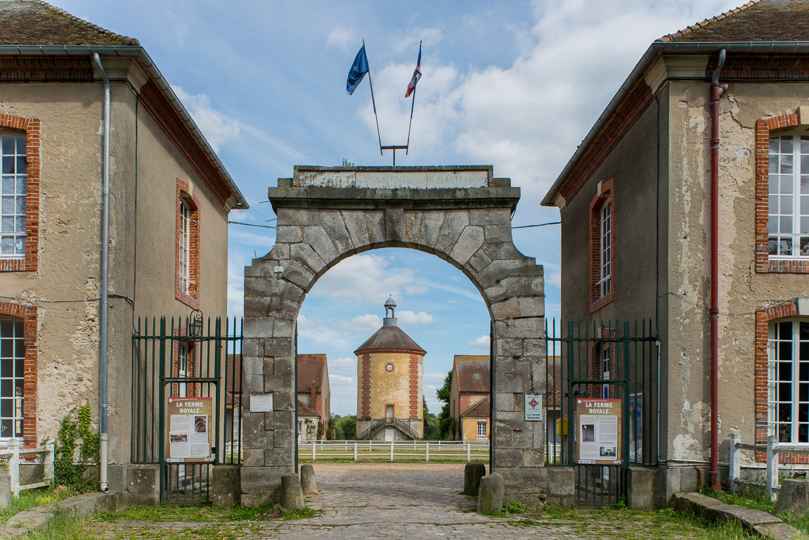 La Bergerie. Entrée avec le pigeonnier en arrière plan.