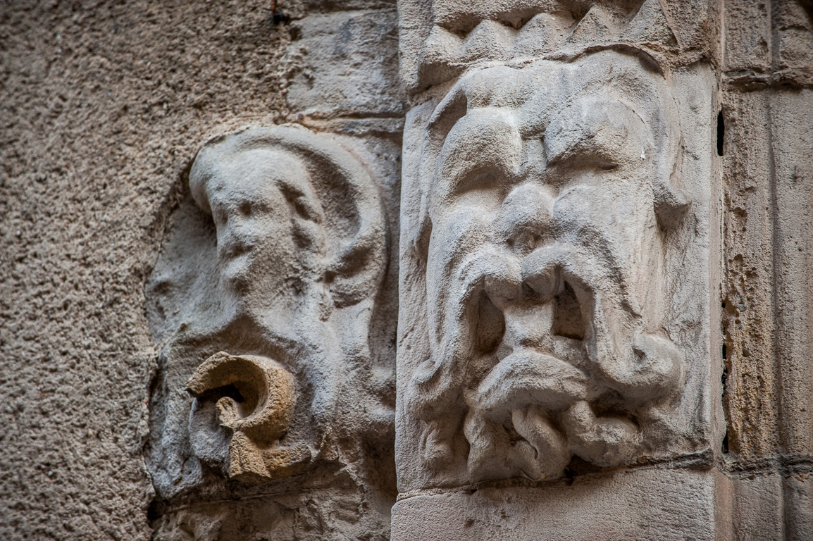 Scuptures sur façade.