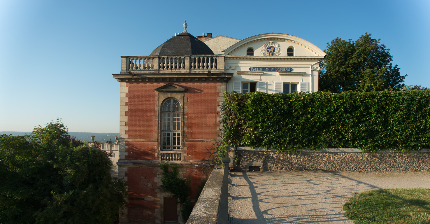 Le Pavillon Henri IV, au bout de la terrasse du château, surplombe les méandres de la Seine.
