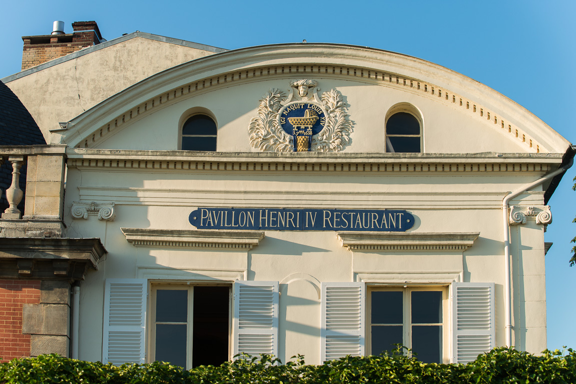 Le Pavillon Henri IV, au bout de la terrasse du château, surplombe les méandres de la Seine.