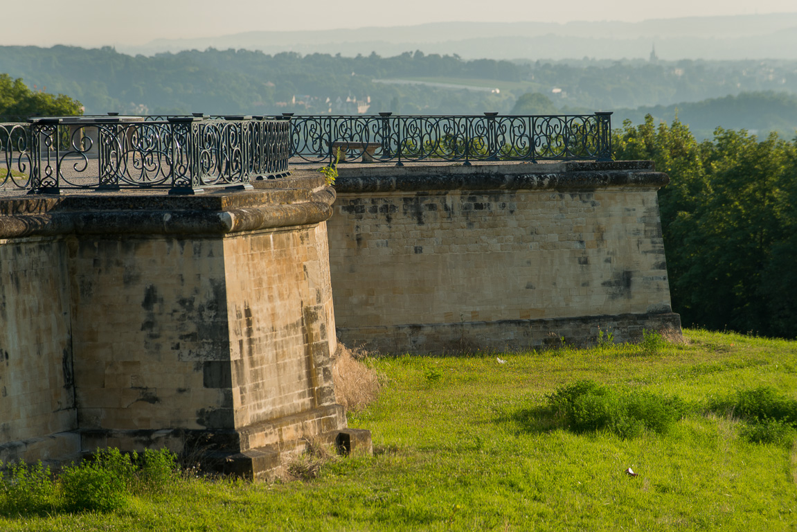 Grilles des murailles qui bordent la terrasse du château.