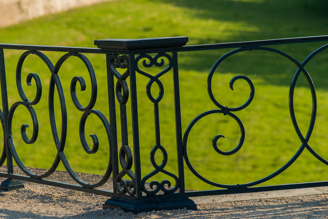 Grilles des murailles qui bordent la terrasse du château.