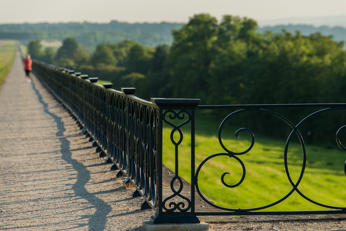 La terrasse du château surplombe les méandres de la Seine.