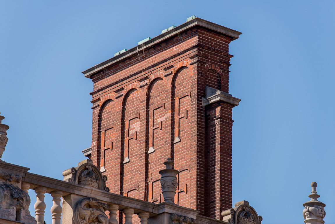 Le château. Cheminée ornée du F de François premier.