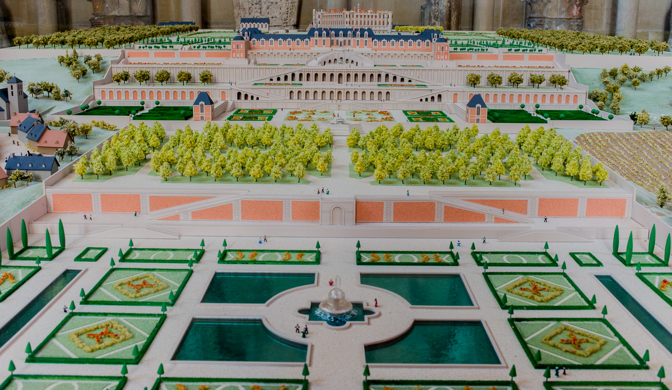 Le château. Maquette du site dans la chapelle.