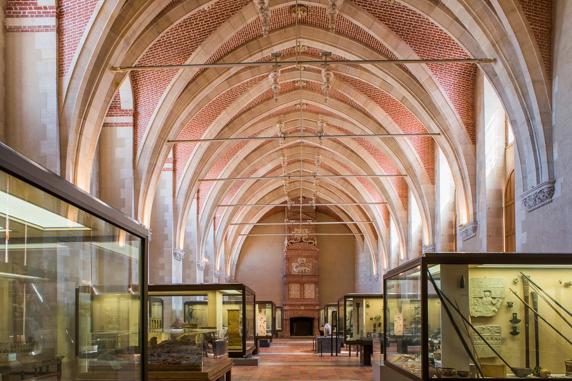 Le château. Cheminée monumentale de la Salle de Bal (salle d'archéologie comparée).